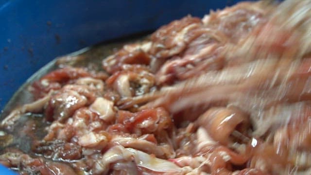 양념된 돼지고기를 버무리는 모습