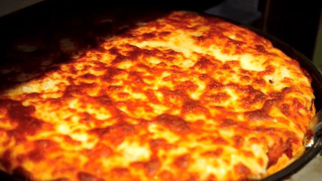 오븐에서 꺼내는 갓 구운 피자