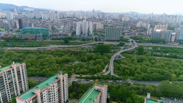 Urban Park in Busy Metropolitan Intersection