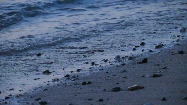 조약돌 해변을 적시는 잔잔한 파도