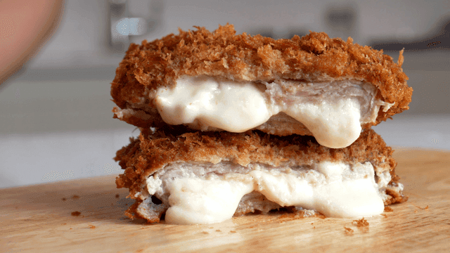 나무 도마 위의 치즈 가득한 커틀릿