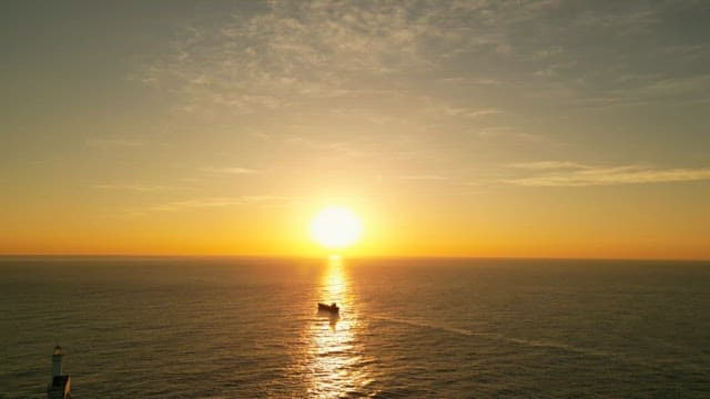 고요한 바다 수평선 위의 일몰