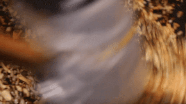 팬에서 섞는 꿀과 견과류