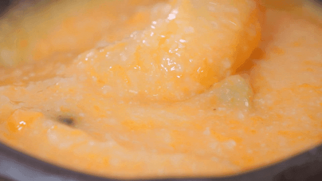 김이 나는 한국식 호박죽 한 그릇