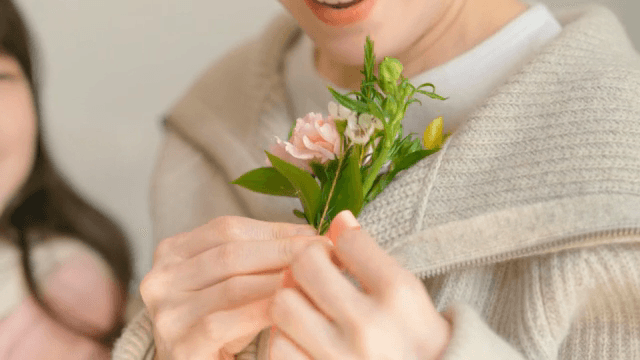 옷에 카네이션을 다는 사람