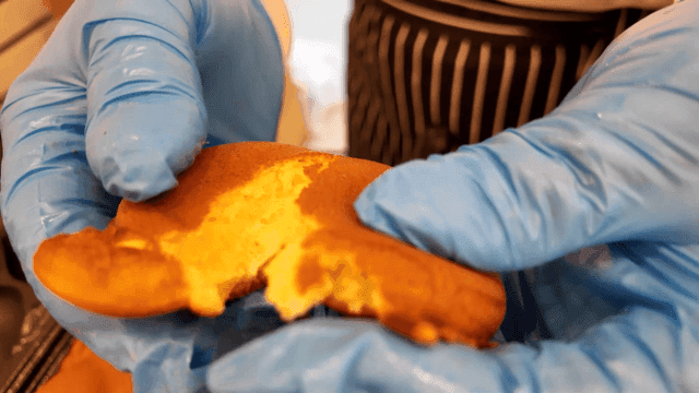 장갑 낀 손으로 찢어먹는 복숭아빵