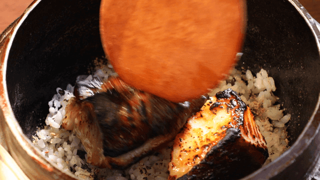 Spatula for mixing grilled fish and rice in pot
