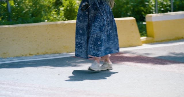 걷기 편안한 옷차림의 하이커