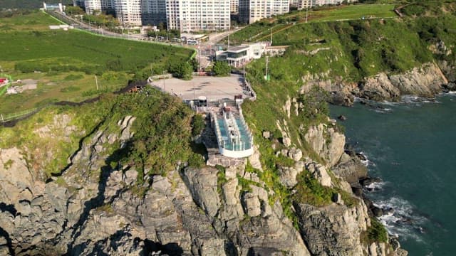 고층 건물이 있는 해안 도시 풍경