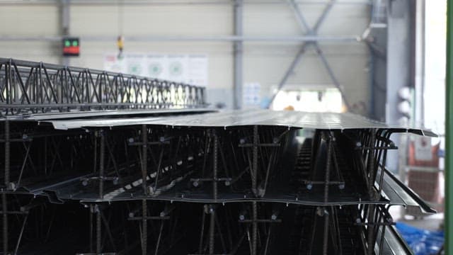 공장에 쌓인 금속 빔