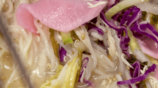 채소와 닭고기가 들어간 초계국수