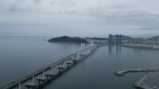 고요한 물 위에 도시를 연결하는 다리