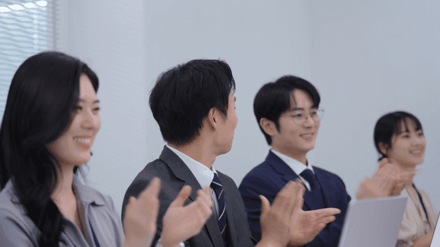 동료들과의 비즈니스 회의에서 박수