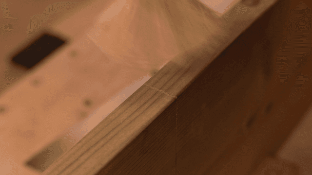 목재 표면의 먼지를 털어내는 손