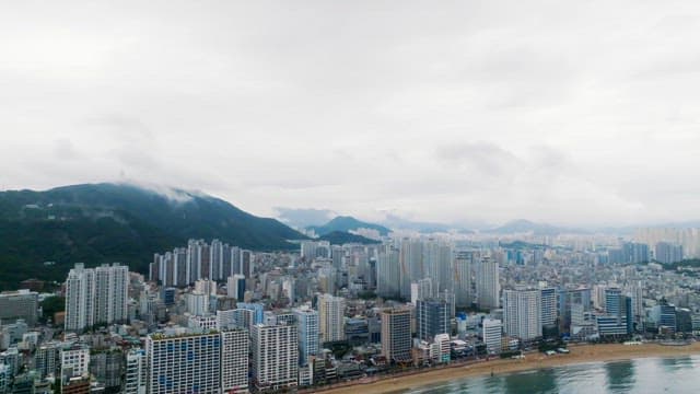 산 배경의 현대적인 도시 풍경