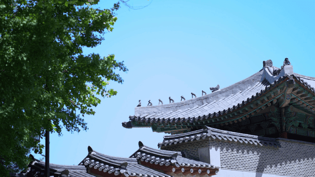나무와 함께한 한국 전통 한옥 기와