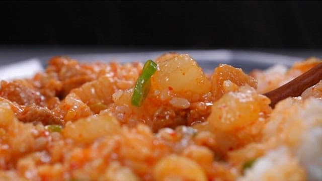 돼지고기와 무볶음이 들어간 덮밥 한 숟가락