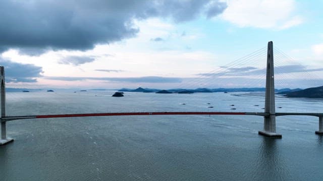 고요한 바다 위의 긴 다리와 섬들