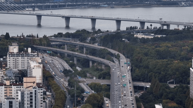 다리와 함께 번화한 도시 고속도로