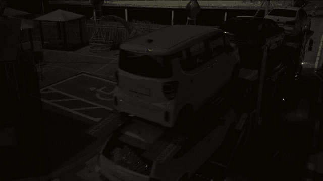 밤에 차량들을 운송하는 트럭