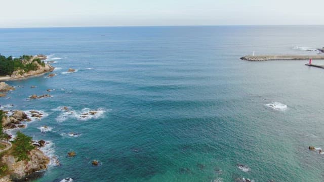 맑은 푸른 바다와 고요한 해안선