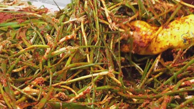 Preparing green onion kimchi in a food processing facility