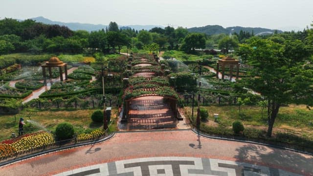 꽃이 만발한 아름다운 수목원