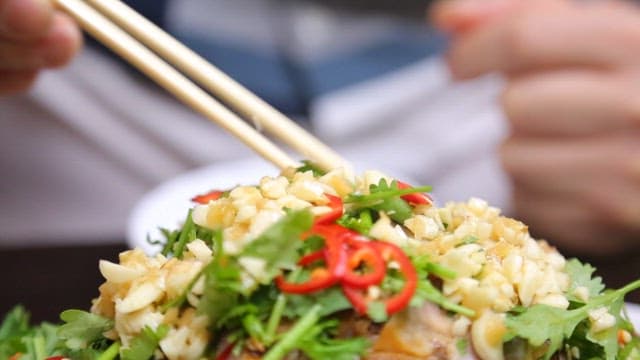 마늘과 고추를 곁들인 오향장육 한 젓가락