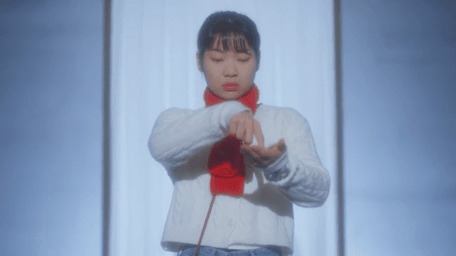 무대에서 수화로 연기를 하는 여성