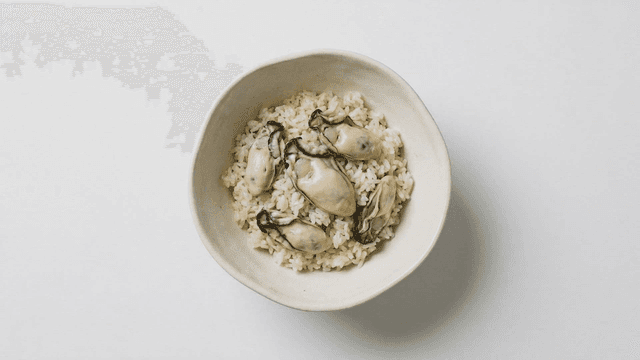 Bowl of rice topped with fresh oysters