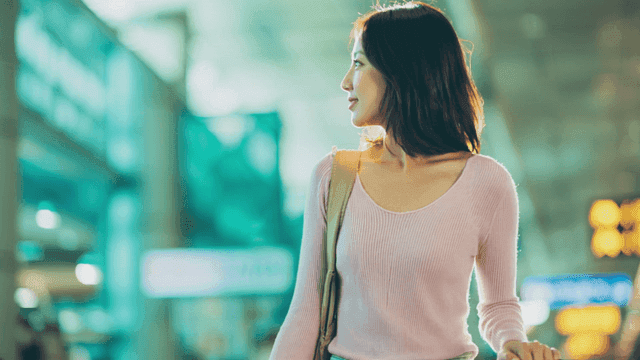 공항을 걷는 여성