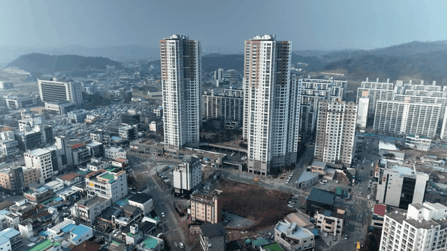 고층 건물이 있는 현대 도시의 항공 뷰