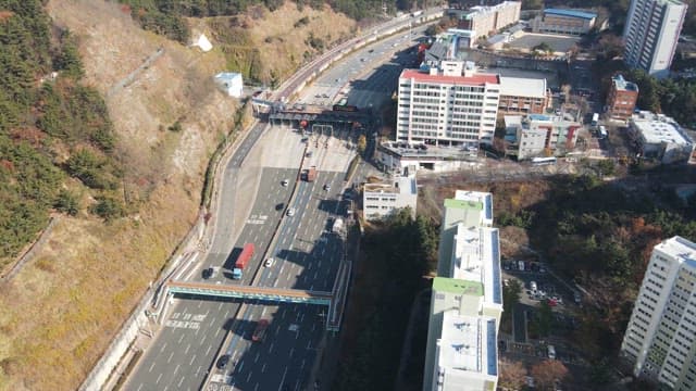 건물과 산 사이에 있는 고속도로