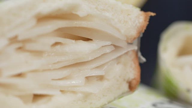 반으로 잘려 플레이팅된 샌드위치