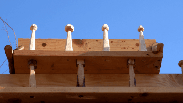 푸른 하늘 아래 수제 나무 선반