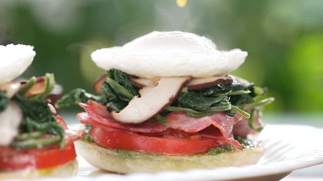 브런치로 먹는 곤드레 샌드위치 위에 노란 소스 붓기