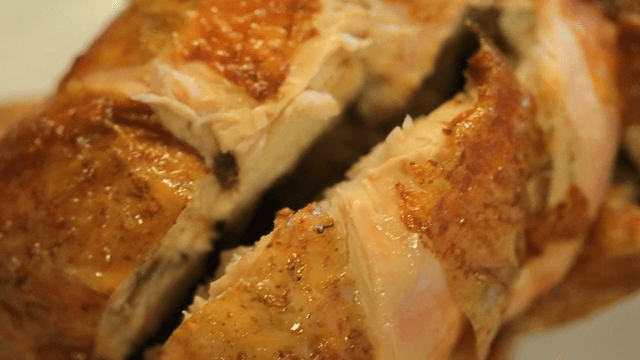 흰 접시에 담겨 있는 구운 치킨