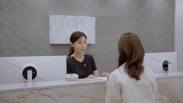 손님의 병원 수납을 돕는 병원 직원