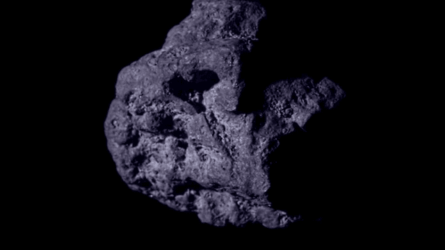 어두운 바위의 회전하는 모습