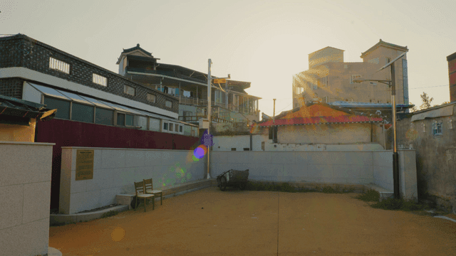 조용한 동네 골목 위로 비치는 햇빛