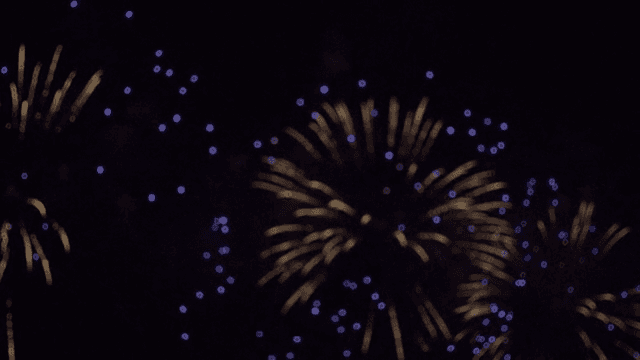 밤하늘 위로 퍼지는 빛나는 불꽃놀이