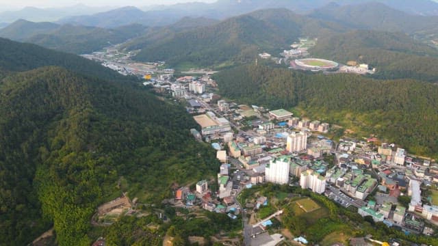 푸른 산으로 둘러싸인 도시