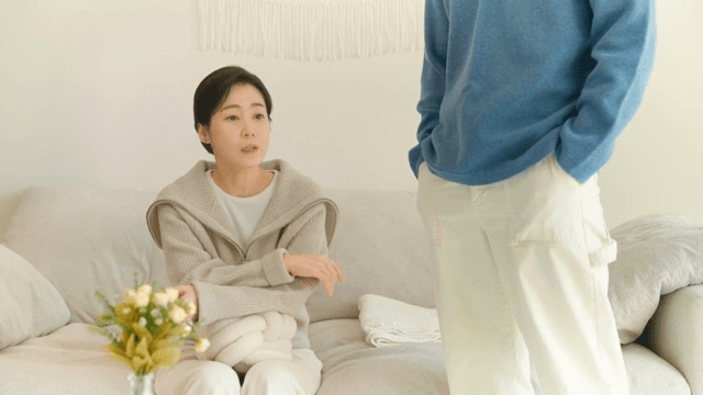 거실에서 언쟁하는 여성