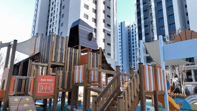 아파트의 알록달록한 놀이터