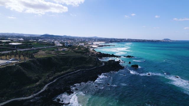 짙고 푸른 물결이 이는 해안 마을의 풍경