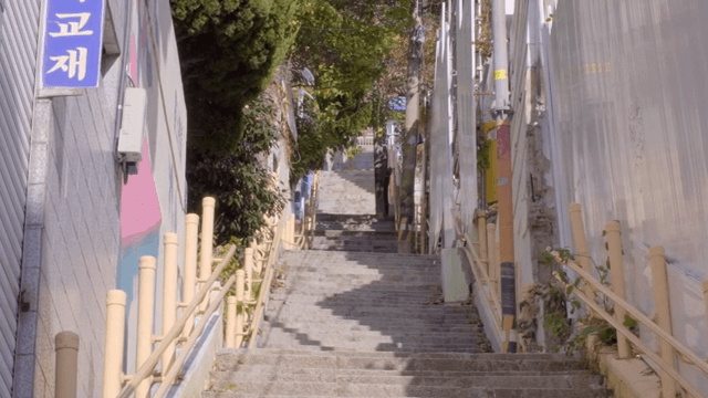 돌계단이 있는 조용한 골목