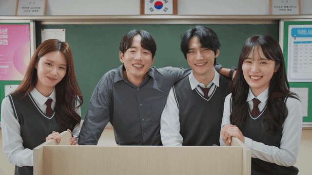 교실에서 웃고 있는 선생님과 학생들