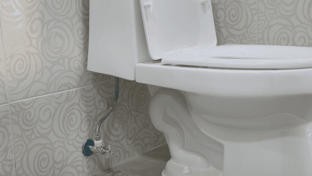 욕실의 깨끗한 흰색 변기