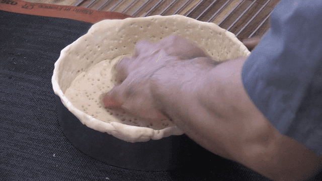 베이킹 틀에 반죽을 모양 잡는 손