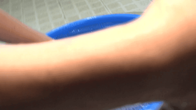 파란 대야에서 면을 헹구는 모습